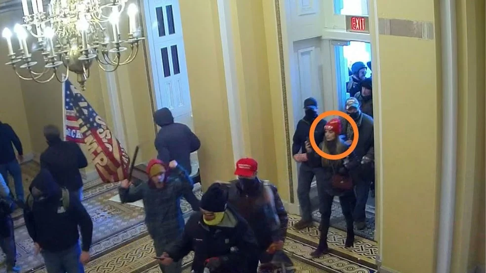Letícia Vilhena Ferreira, de 32 anos, "não parece ter participado de nenhuma agressão aos oficiais", segundo o FBI | Foto: Reprodução