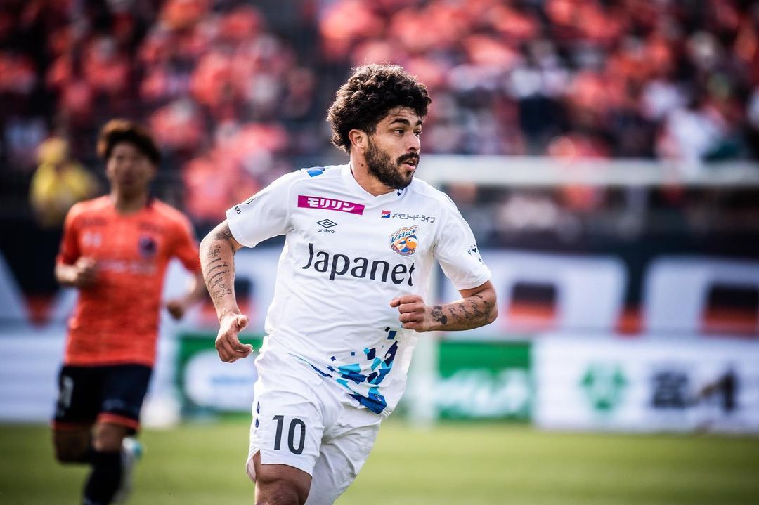 Jogador estava atuando nos dois últimos anos no Japão, representando as cores do V-Varen Nagasaki | foto: Comunicação V-Varen Nagasaki