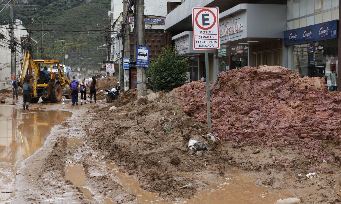 Petrópolis foi devastada por um temporal na terça-feira (15) e até este sábado sofre com a chuva que ainda torna o tempo instável e preocupante | Foto: Reprodução/Agência Brasil