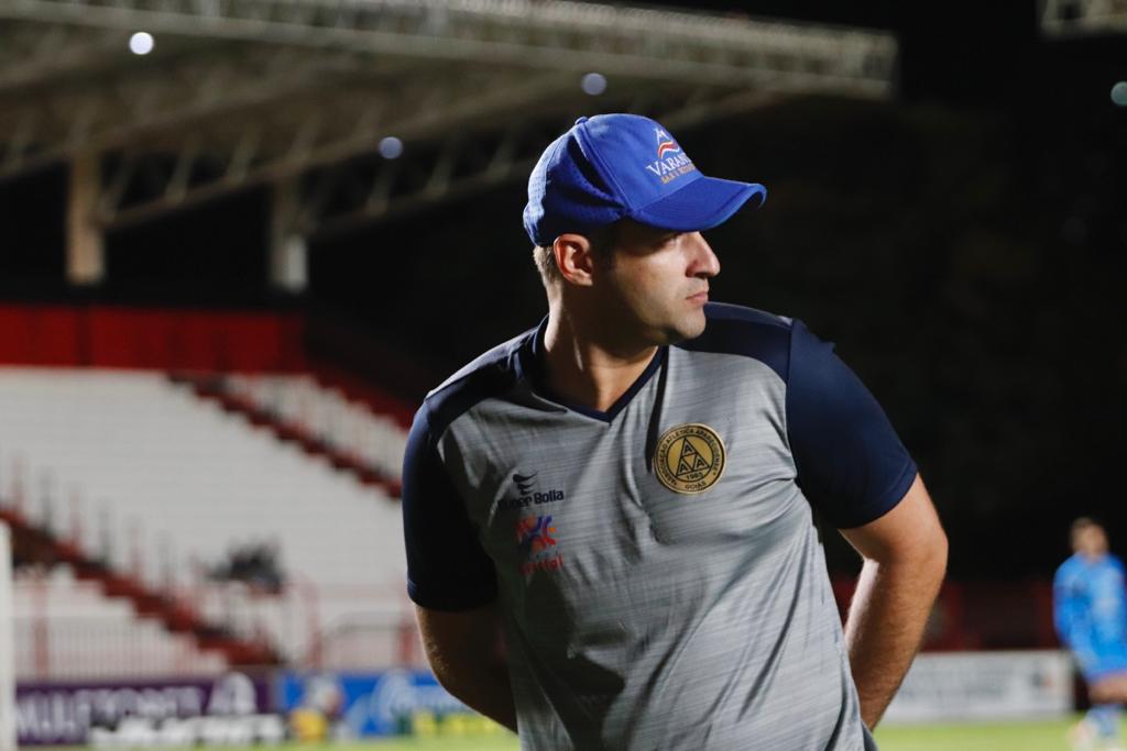 Treinador agora terá a preocupação de escalar zagueiro na vaga de Wesley Matos, suspenso pelo terceiro amarelo| foto: Nicolle Mendes / Aparecidense