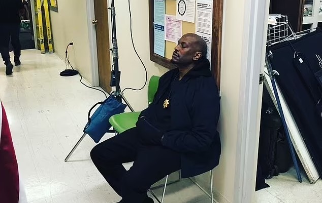 Com semblante abatido, Tyrese implorou por orações a seus seguidores | Foto: Reprodução/Redes Sociais