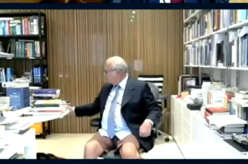 Alberto Zacharias disse que estava sem ar condicionado em casa, e que por conta do calor resolveu se mover a abrir a porta do cômodo mostrando seu traje confortável | Foto: Reprodução/Internet