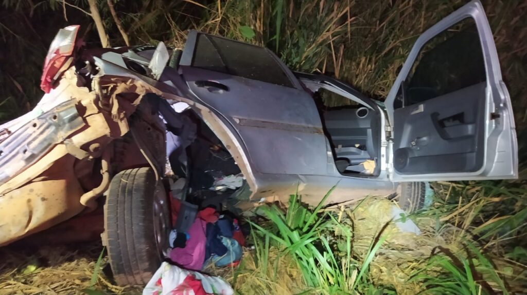 Acidente entre caminhão e veículo de passeio mata duas pessoas na BR-153 próximo a Jaraguá