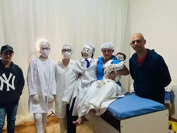Após se casar com boneco de pano, mulher ‘dá à luz’ a um bonequinho em MG; entenda a história