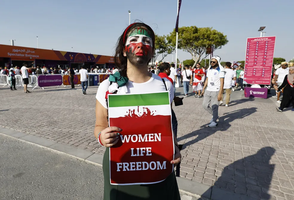 Iranianos não cantam hino nacional em protesto a favor dos direitos das mulheres