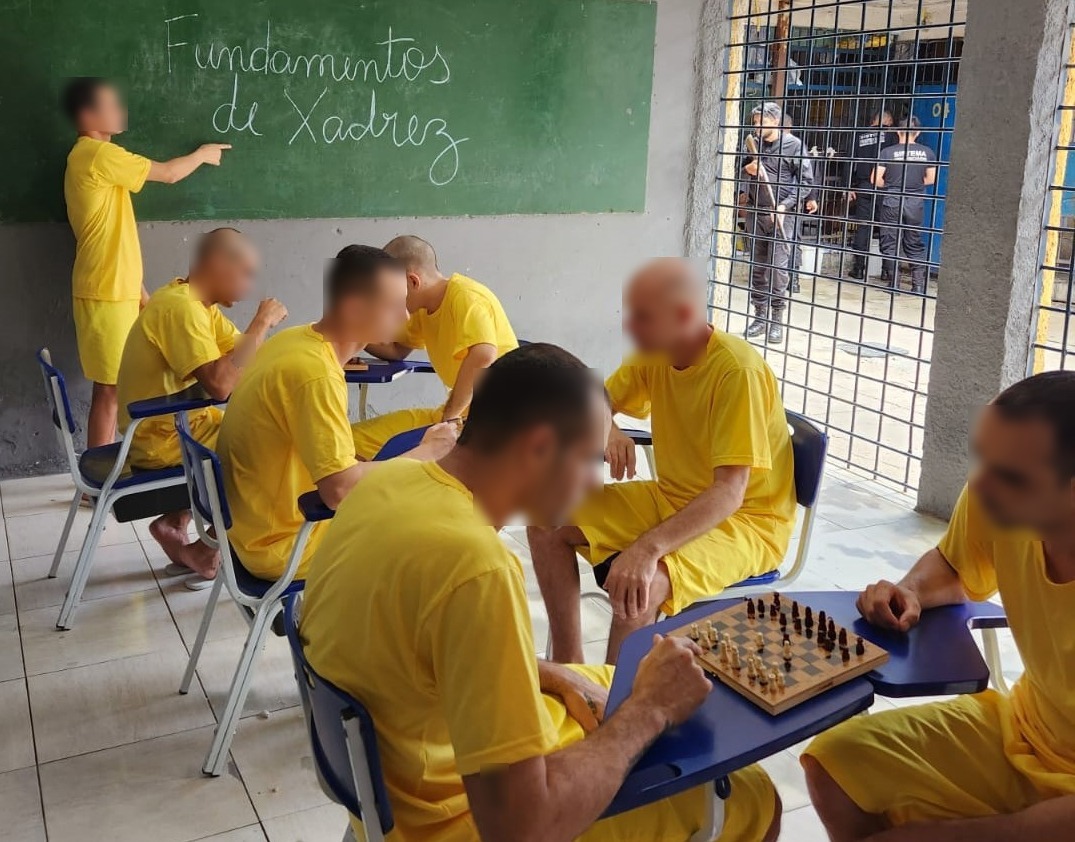 As aulas são dadas duas vezes por semana por um preso da própria unidade, que é formado em Engenharia Elétrica pela UNB | Foto: Divulgação
