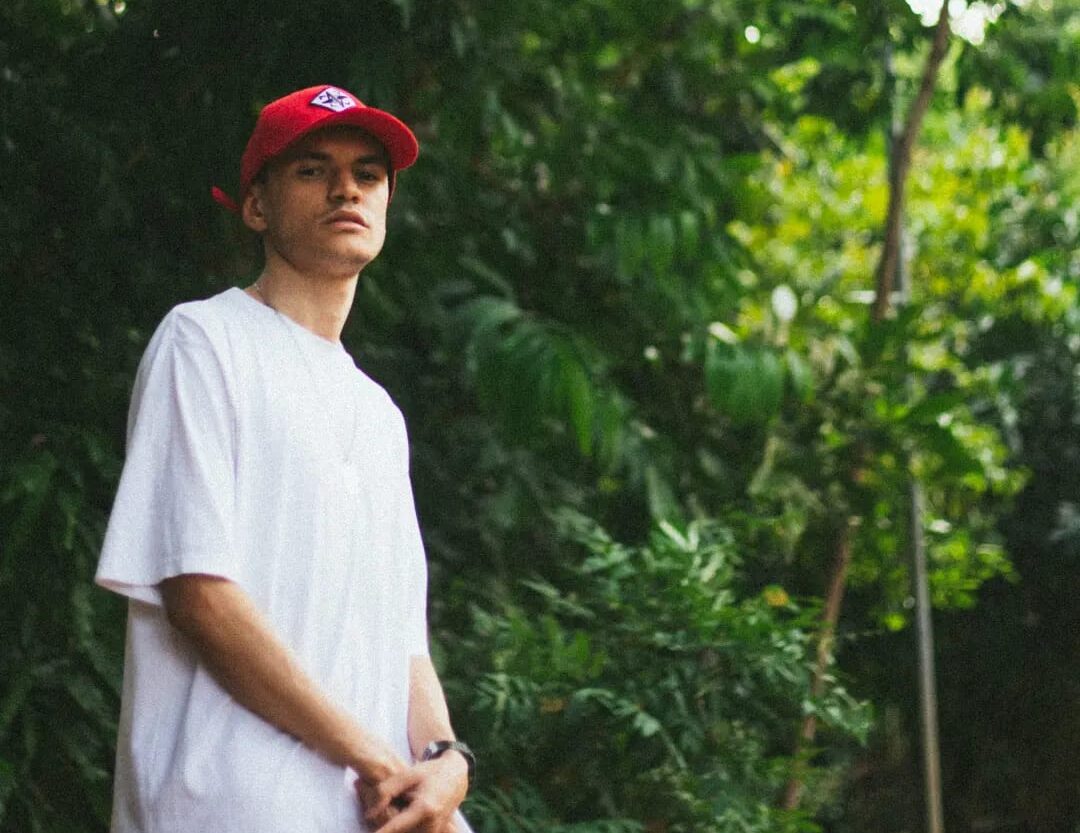 Com um humor satírico novo single será lançado com videoclipe nesta quinta-feira (23) | Foto: Divulgação