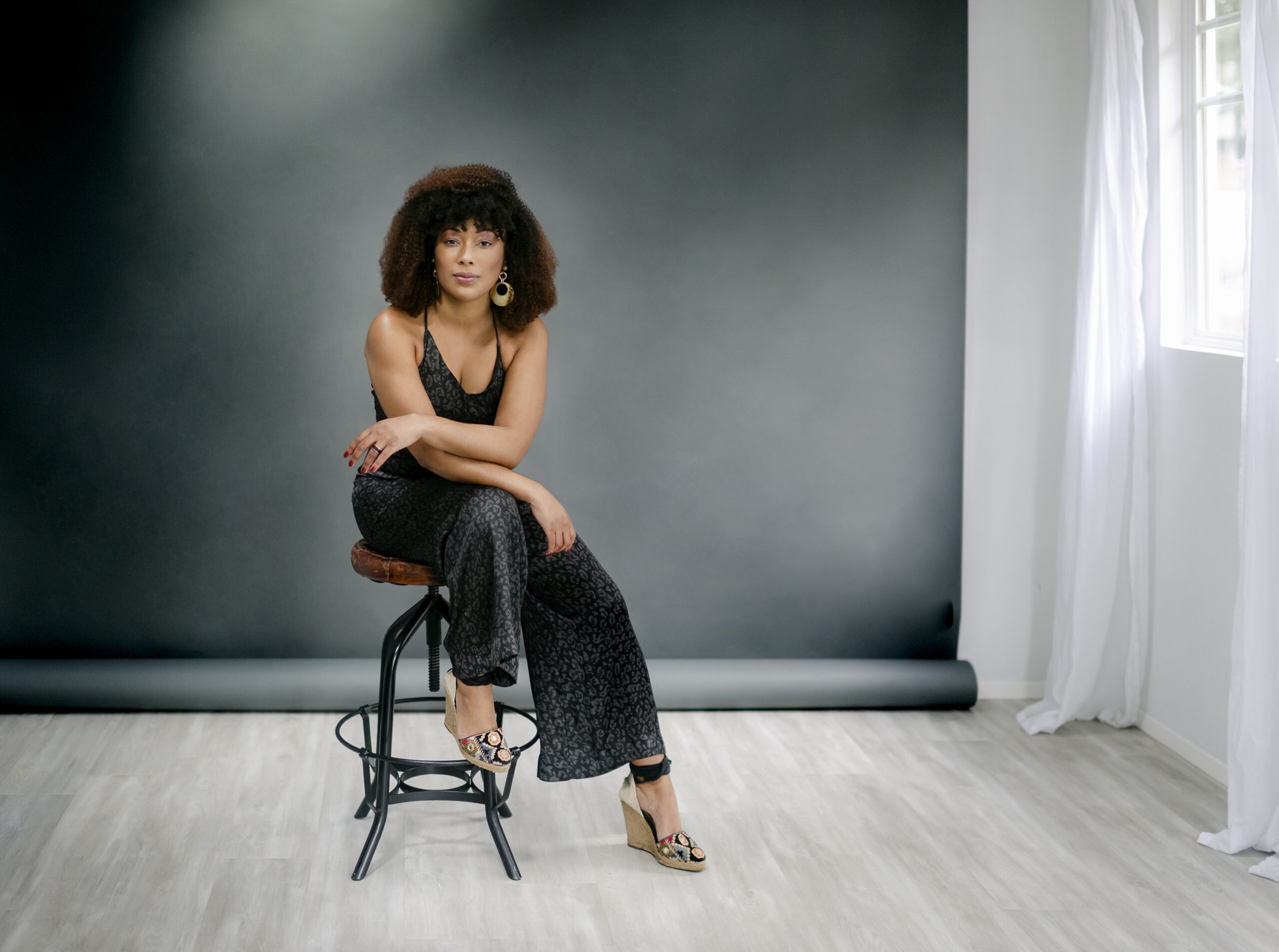 Nascida e criada na periferia carioca, artista é uma das protagonista de 'Alegria', um dos espetáculos de maior sucesso mundial| Foto: Divulgação