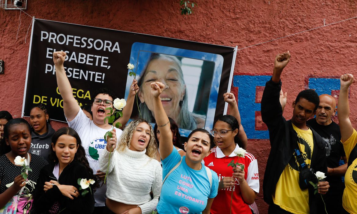 São Paulo (SP), 28/03/2023 - Alunos da escola estadual Thomazia Montoro e secundaristas do movimento estudantil prestam homenagens às vítimas do ataque, na porta da escola, em Vila Sônia. Foto: Fernando Frazão/Agência Brasil