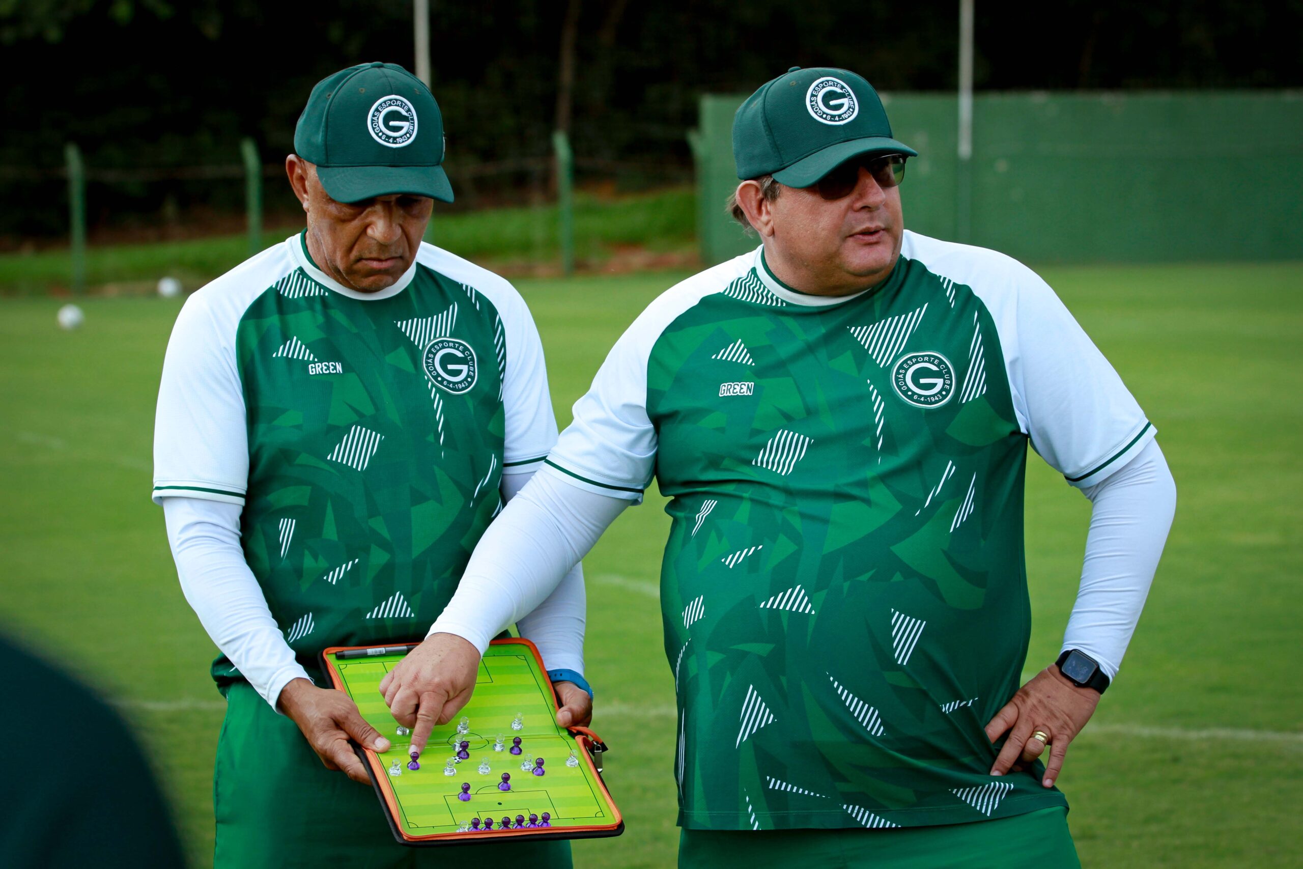 Após empate sem gols contra o Brasiliense, treinador elogia comportamento do Goiás após perder um zagueiro expulso (Foto: Rosiron Rodrigues/Goiás EC)