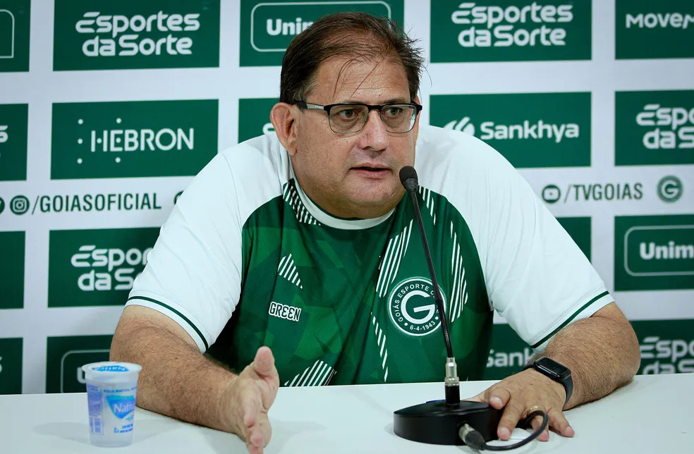 Treinador sai em defesa dos jogadores e afirma que no grupo “não tem vagabundo” (Foto: Rosiron Rodrigues/Goiás EC)