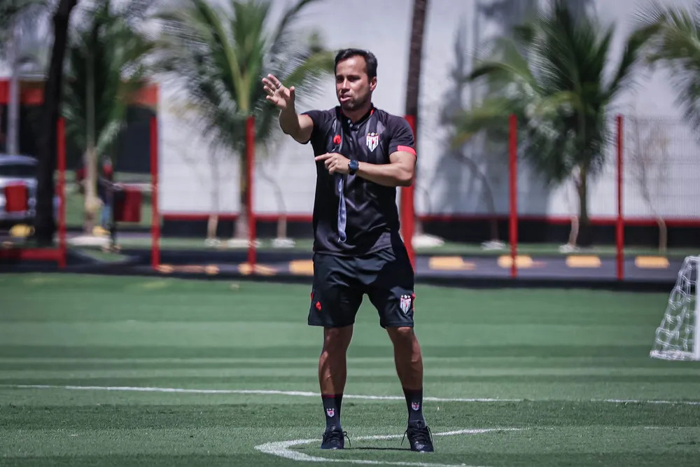 Técnico interino do Atlético-GO entrega trabalho para Mozart e fala em grupo comprometido (Foto: Ingryd Oliveira/ACG)