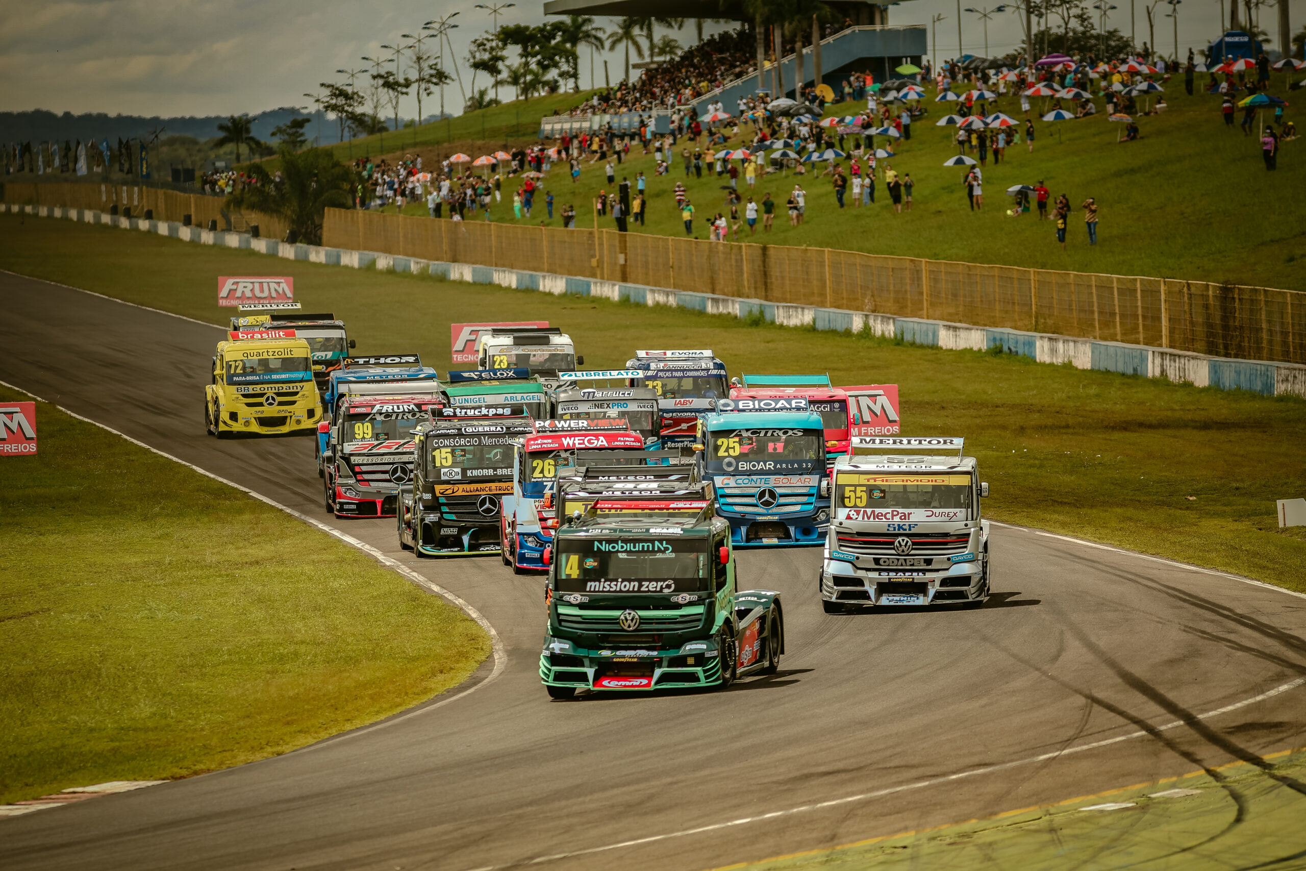 Em um dia bonito e ensolarado no Autódromo, as corridas mostraram que a temporada tem tudo para ser emocionante (Foto: Roberto Côrrea)