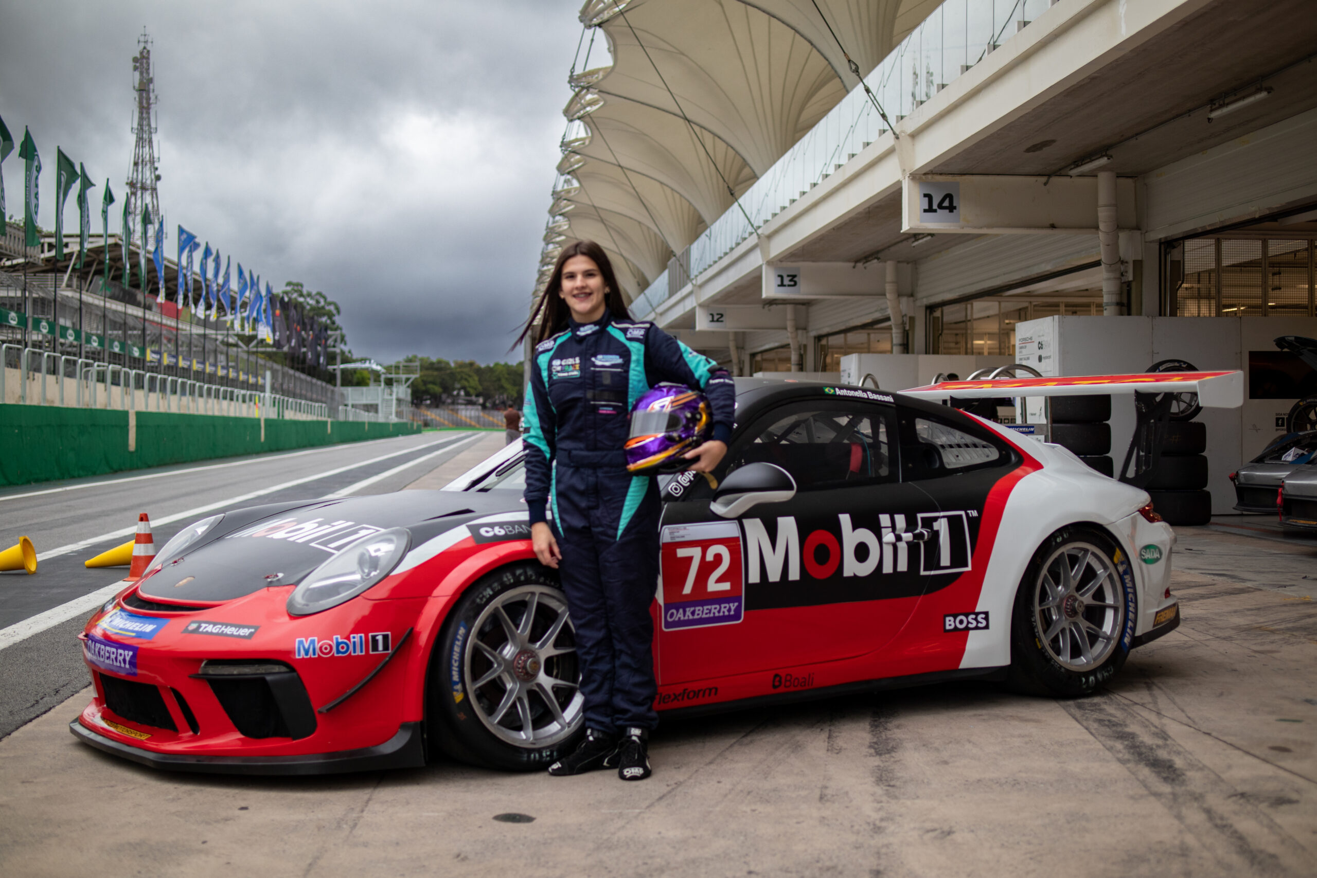 Duas vezes finalista do FIA Girls on Track, competidora catarinense de 16 anos disputa campeonato de sprint da classe Challenge (Foto: Beto Santana)