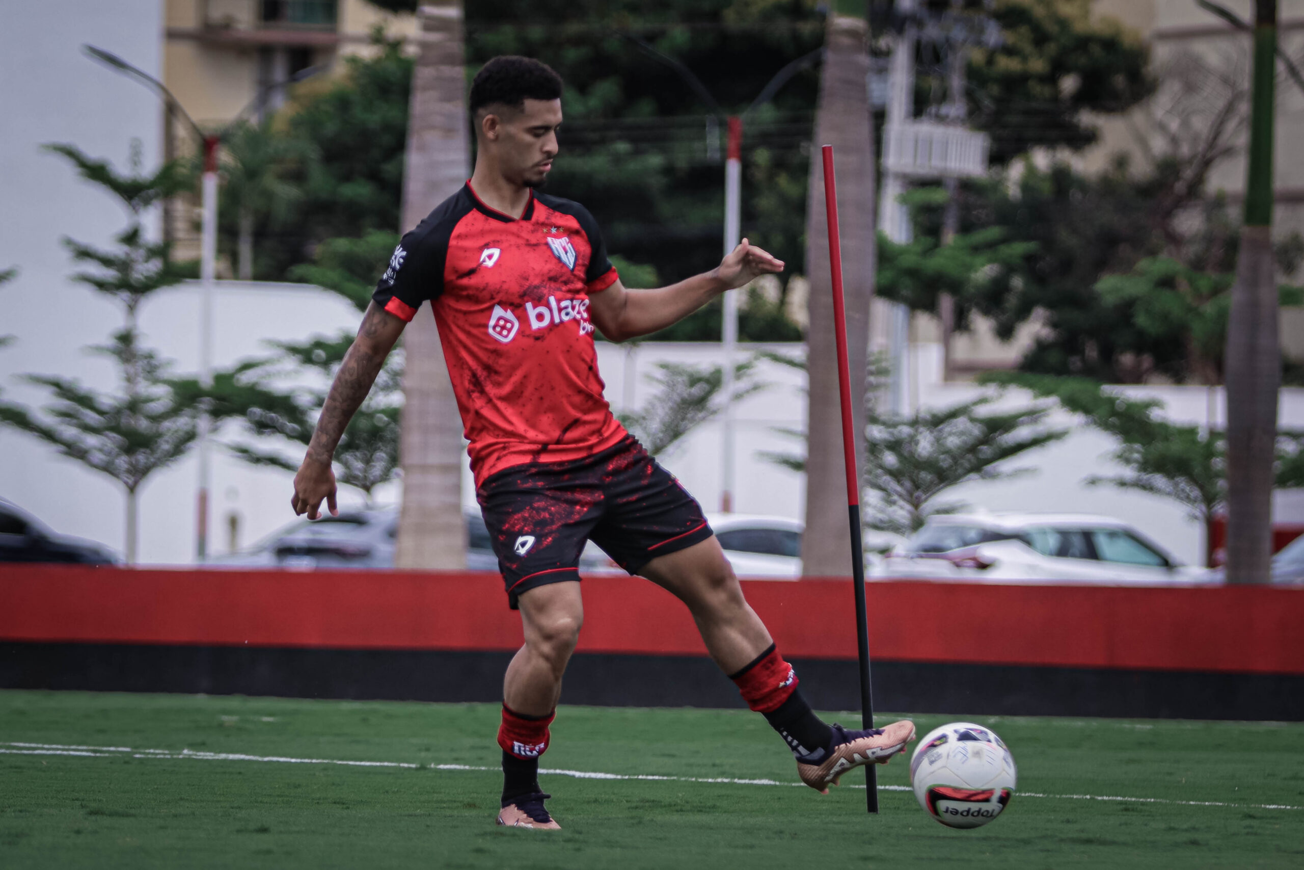 Na atual temporada, o lateral-esquerdo Jefferson já disputou dez partidas e deu uma assistência | Foto: Ingryd Oliveira/Atlético-GO