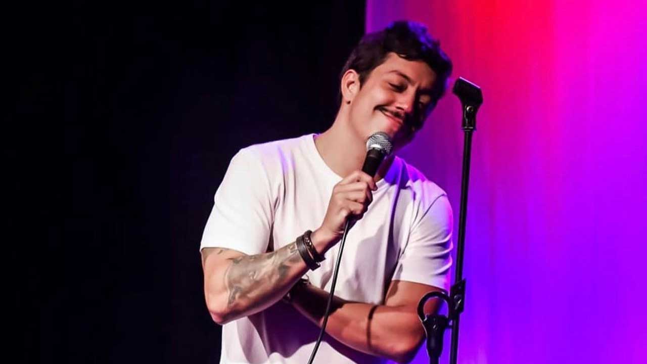 O comediante utiliza de suas referências com programas de auditório, desenhos animados e relacionamentos familiares em seu quarto show | Foto: Divulgação