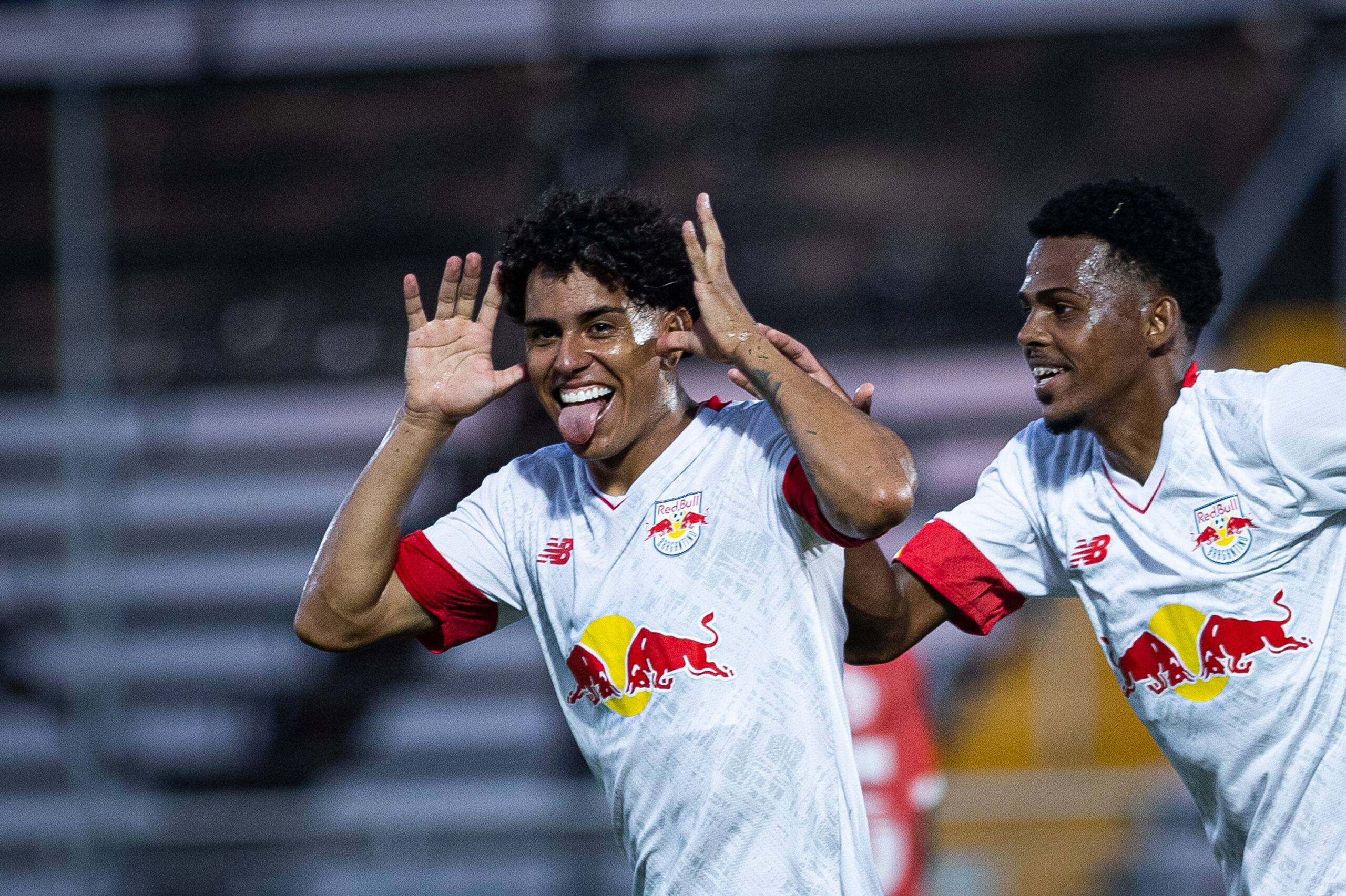 O mexicano Viniegra (esq.) tem cinco gols marcados em 11 jogos disputados na temporada | Foto: Diogo Reis