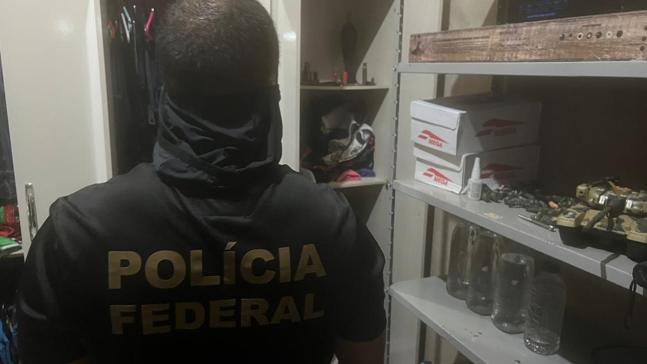 Policiais Federais cumprem um mandado de busca e apreensão e mandado de prisão temporária no município. | Foto: Divulgação