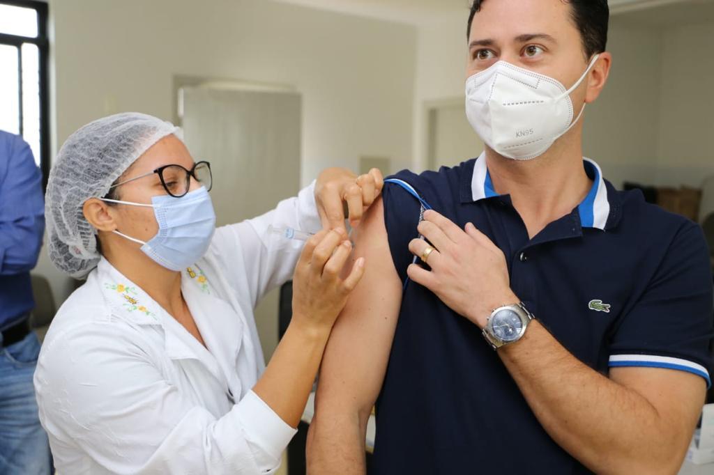 A vacina bivalente, que protege contra a Ômicron e suas subvariantes, é oferecida a todas as pessoas dos grupos prioritários | Foto: Secom