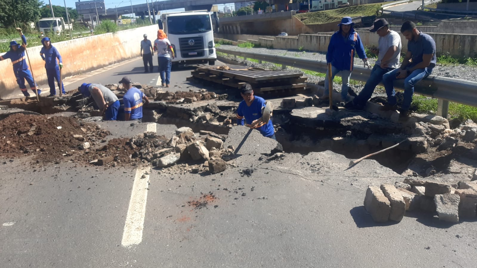 Segundo a gestão, o serviço é de rotina, com a finalidade de melhorar a drenagem na pista da marginal | Foto: Seinfra