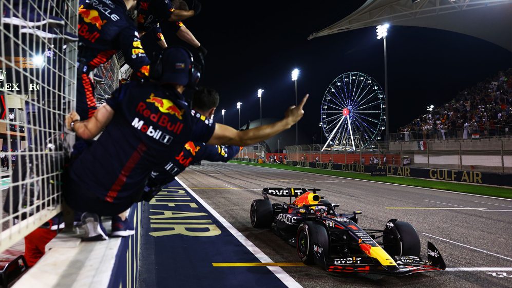 Atual bicampeão dominou o GP do Bahrein de ponta a ponta neste domingo, em dobradinha da RBR tendo Pérez na segunda colocação (Foto: Divulgação F1)