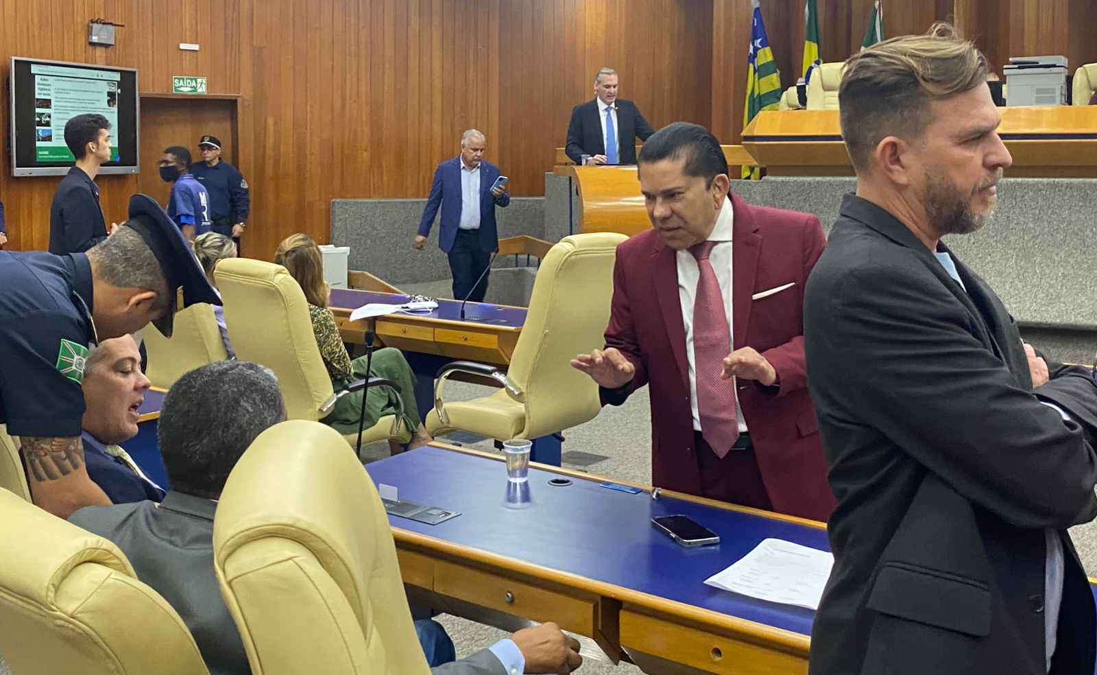 Enquanto Durval Pedroso discursava, maioria dos vereadores se limitou a manter conversas paralelas | Foto: Felipe Cardoso/O HOJE