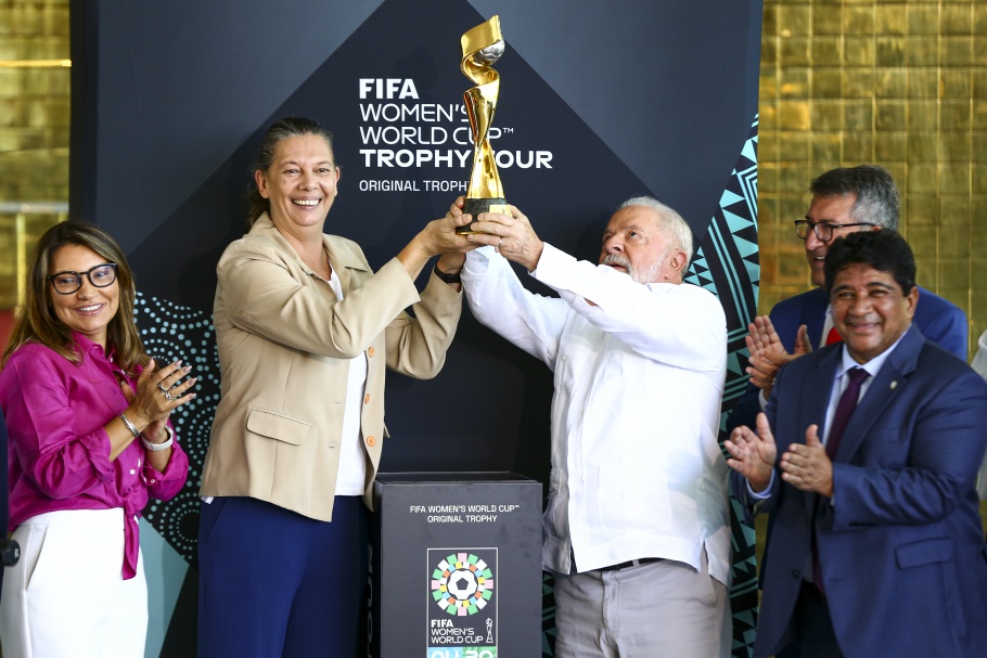 Presidente da República, Luiz Inácio Lula da Silva, e a Ministra do Esporte, Ana Moser, com a Taça da Copa do Mundo Feminina 2023 (Foto: Marcelo Camargo/Agência Brasil)