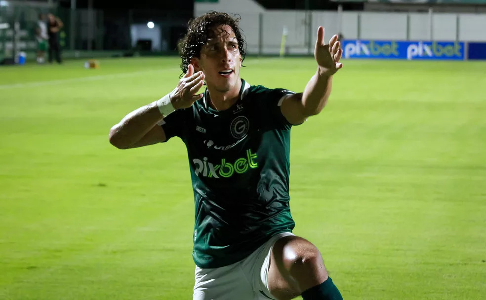 O centroavante de 33 anos afirmou que não queria deixar o Esmeraldino, mas voltou atrás e decidiu aceitar a oferta do Vozão (Foto: Rosiron Rodrigues/Goiás EC)