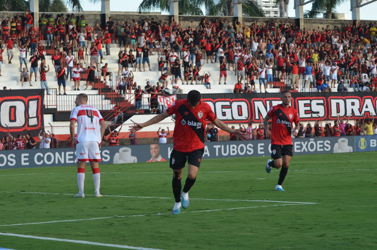 No Estádio Antônio Accioly, o Atlético Goianiense derrotou o CRB pelo placar de 2 a 1 | Foto: Afonso Cardoso