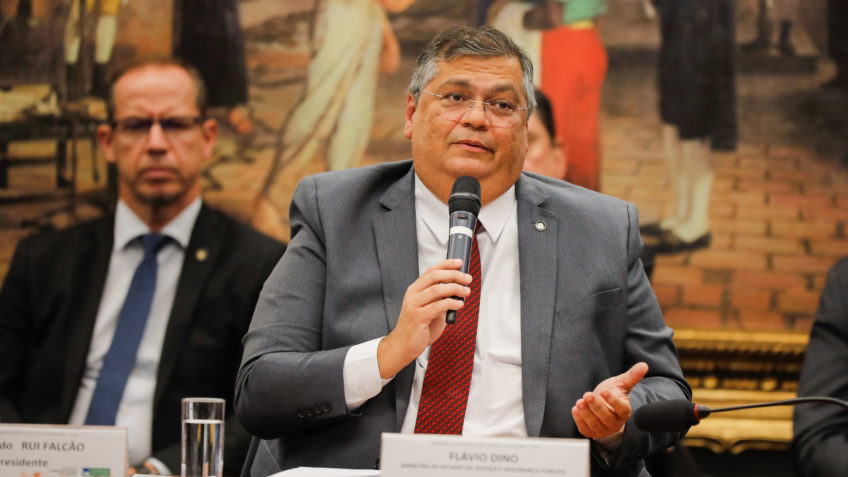 O ministro da Justiça e Segurança Pública, Flávio Dino, fala à CCJ (Comissão de Constituição e Justiça) da Câmara dos Deputados. Dino falou sobre os atos de 8 de Janeiro; os decretos relacionados a armas de fogo; e a visita ao Complexo da Maré, no Rio de Janeiro. Depois, deve participar de reunião conjunta das comissões de Segurança Pública e de Fiscalização e Controle em 11 de abril. Sérgio Lima/Poder360 28.mar.2023