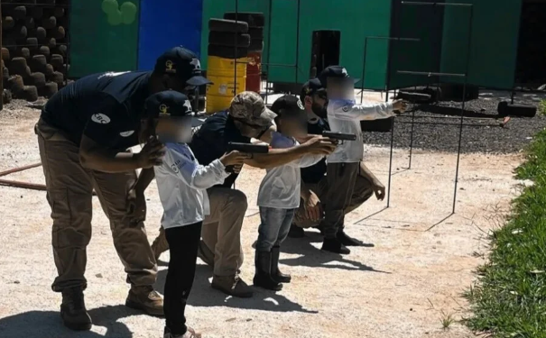 Local argumentou que o curso de tiro esportivo e manuseio de airsoft não se confunde com arma de fogo ou simulacro | Foto: Reprodução