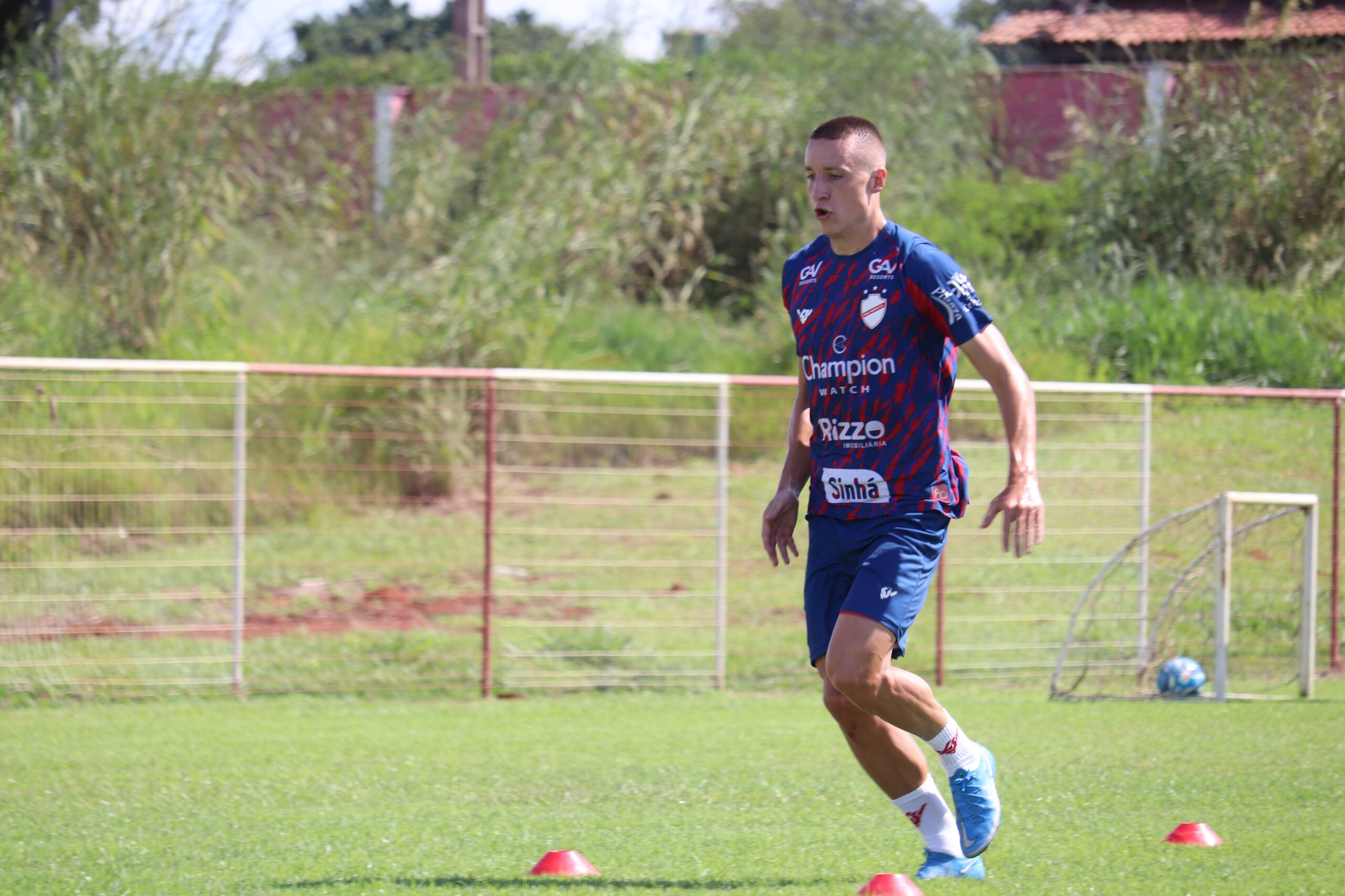 O zagueiro Doma marcou um dos gols da vitória do Colorado em sua estreia na Segundona | Foto: Fernando Brito/Vila Nova FC