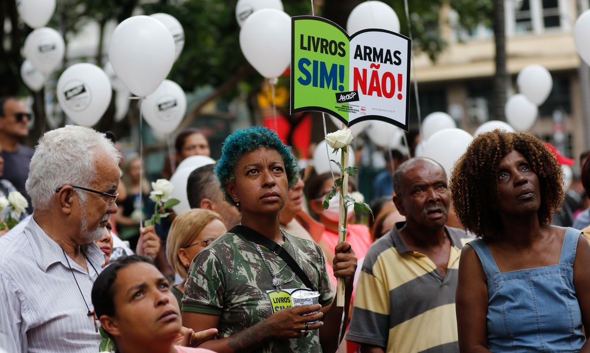 São Paulo (SP), 29/03/2023 - Professores de São Paulo protestam contra a violência nas escolas em frente à Secretaria de Educação, na Praça da República, após o ataque na escola Thomazia Montoro.  Foto: Fernando Frazão/Agência Brasil