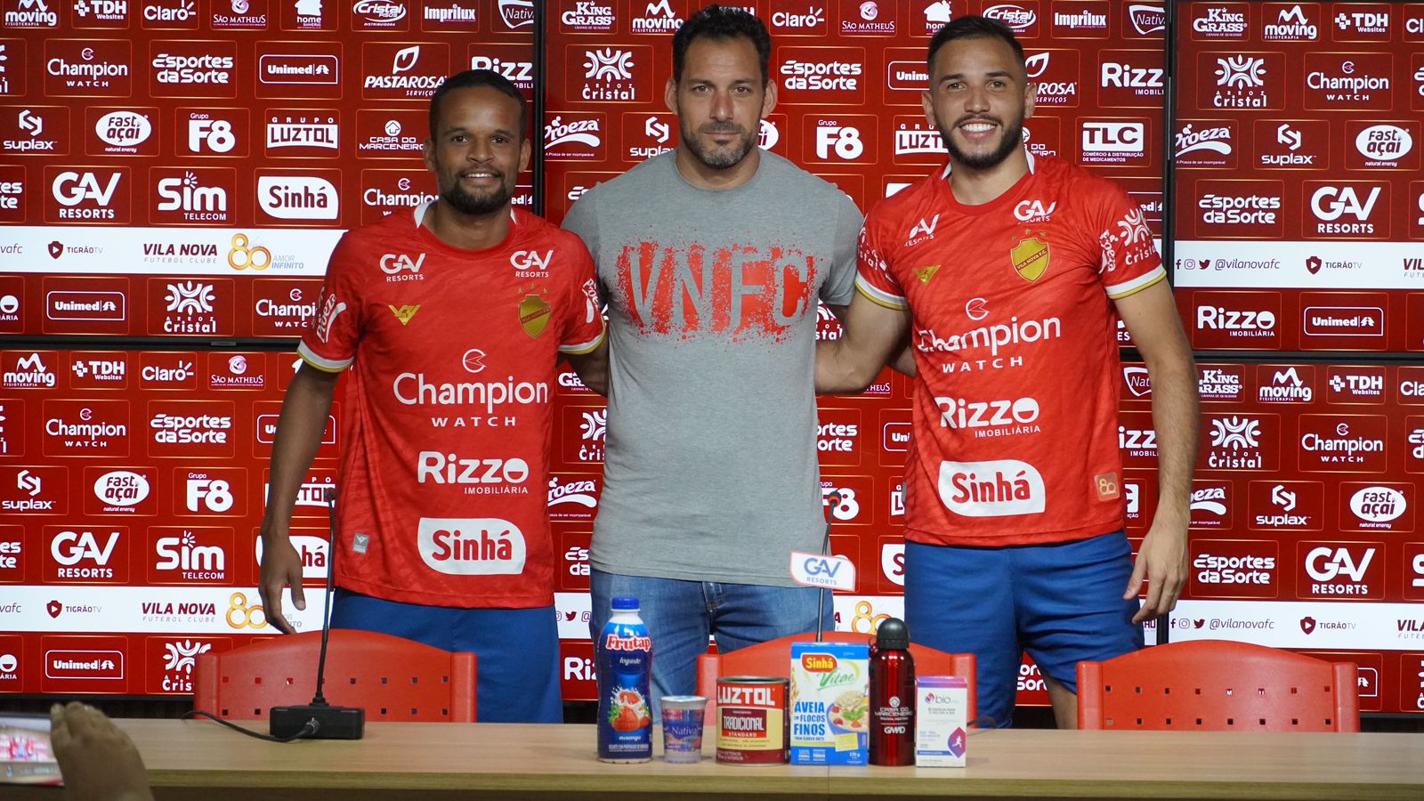 O lateral-direito Léo Duarte e o atacante João Celeri foram oficialmente apresentados | Foto: Fernando Brito/Vila Nova FC