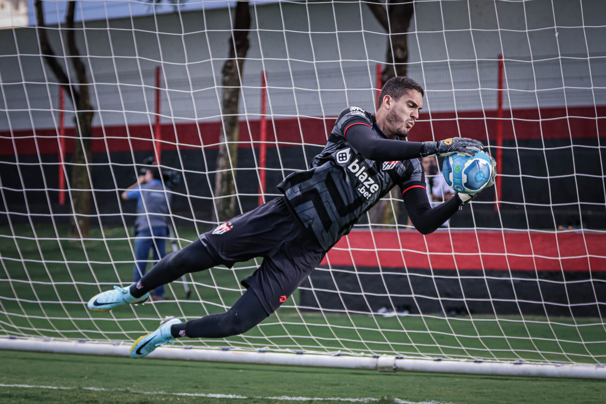 O goleiro Ronaldo espera que o Atlético Goianiense corrija os erros defensivos que vem tendo | Foto: Ingryd Oliveira/Atlético-GO