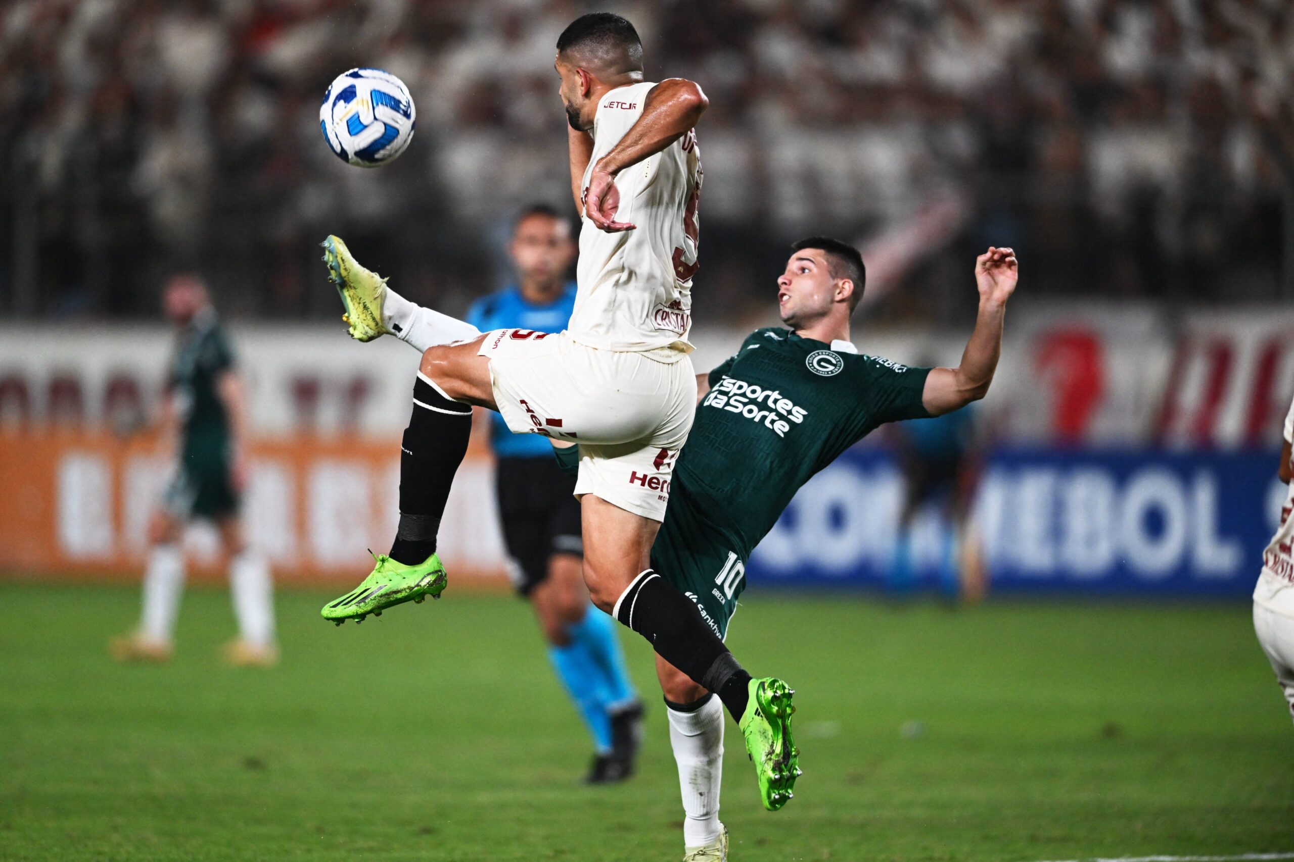 No Estádio Monumental de Lima, o Goiás chegou a abrir 2 a 0, mas acabou sofrendo o empate | Foto: Conmebol