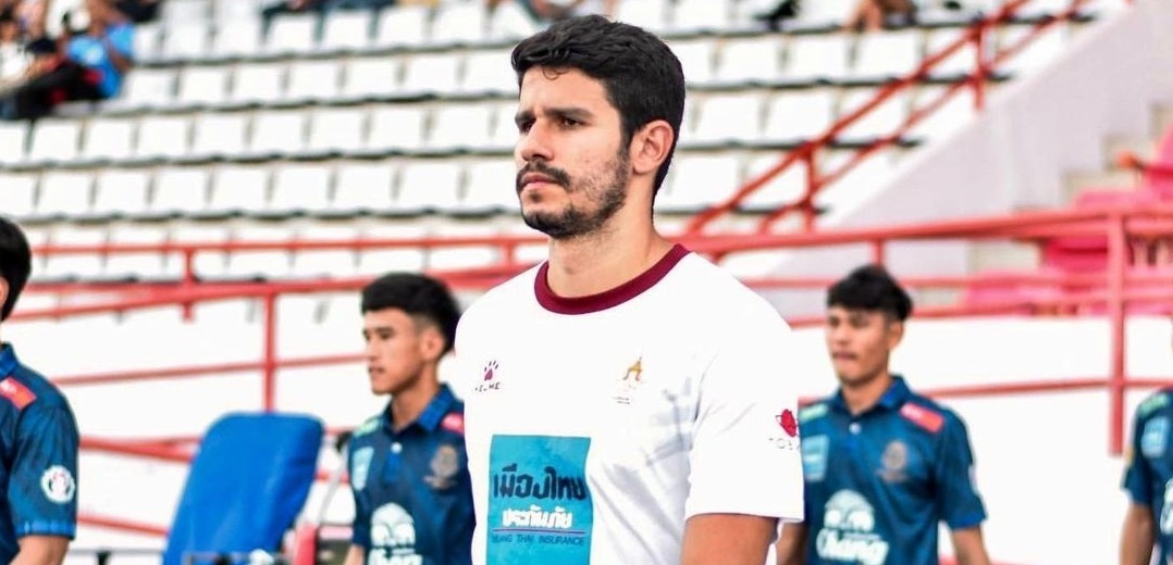 Neste domingo, o zagueiro Victor Oliveira, que atua pelo Raj Pracha, reencontrará o Krabi, sua antiga equipe | Foto: Arquivo pessoal