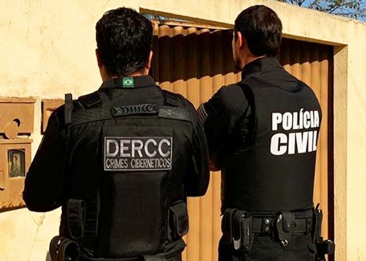 Durante o cumprimento da medida foram apreendidos os celulares dos menores, objetos similares à arma de fogo e material de apologia ao nazismo | Foto: PCGO