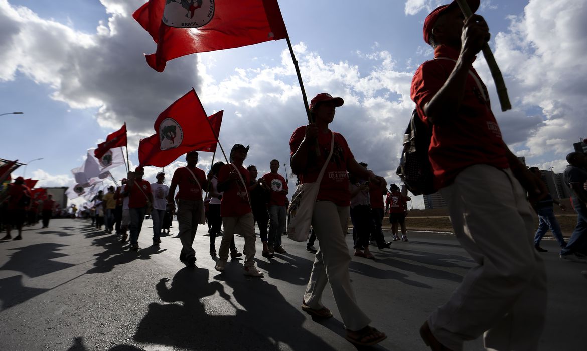 Integrantes do Movimento dos Trabalhadores Rurais Sem Terra (MST) e de outros segmentos sociais fazem ato público em apoio ao registro da candidatura de Luiz Inácio Lula da Silva à Presidência da República.