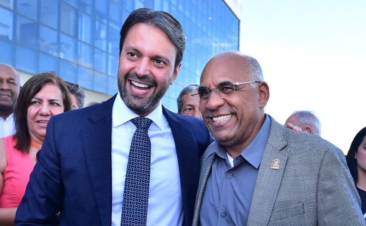 Conversa entre os prefeitos Rogério Cruz e Roberto Naves reverberam acerto nacional das legendas. | Foto: Reprodução