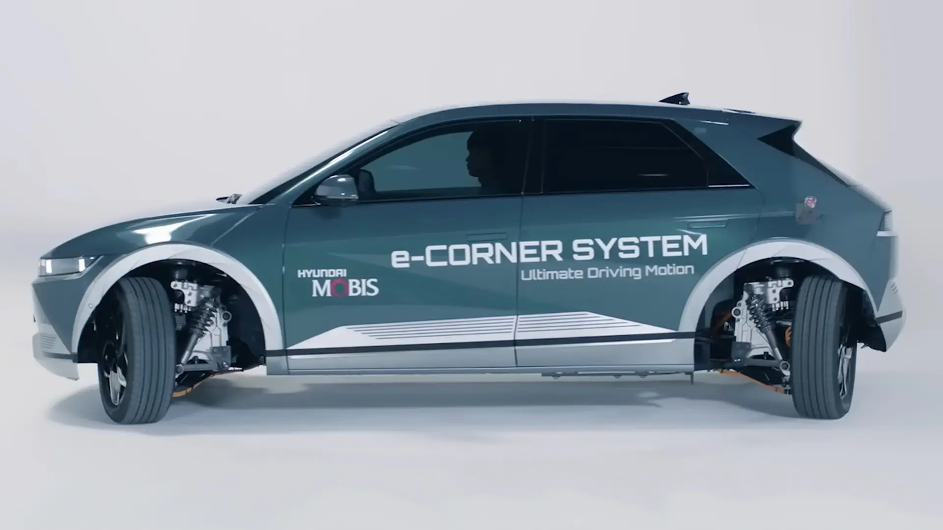 O movimento das rodas em até 90 graus, possibilita o veículo estacionar de modo paralelo a outros carros em espaços estreitos | Foto: Divulgação