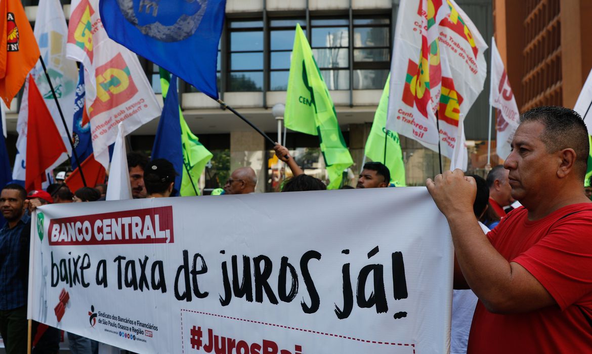 São Paulo (SP), 21/03/2023 - Centrais Sindicais protestam contra juros altos em frente ao prédio do Banco Central, na Avenida Paulista. Foto: Fernando Frazão/Agência Brasil