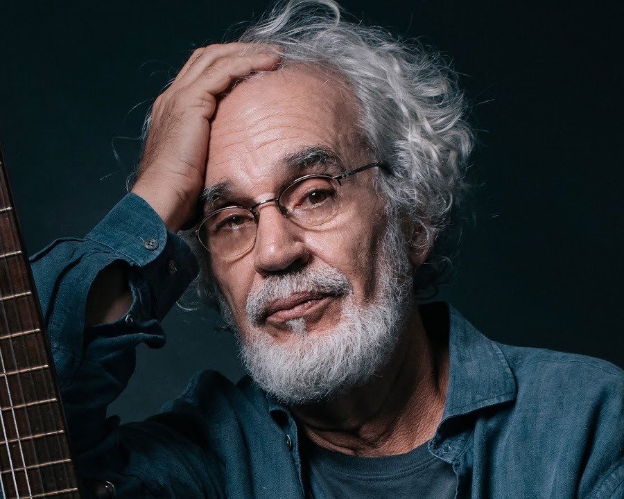 Além de cantor e instrumentista, o artista é compositor de várias músicas consagradas, como Romaria e Tocando em frente, uma parceria com Almir Sater | Foto: Divulgação