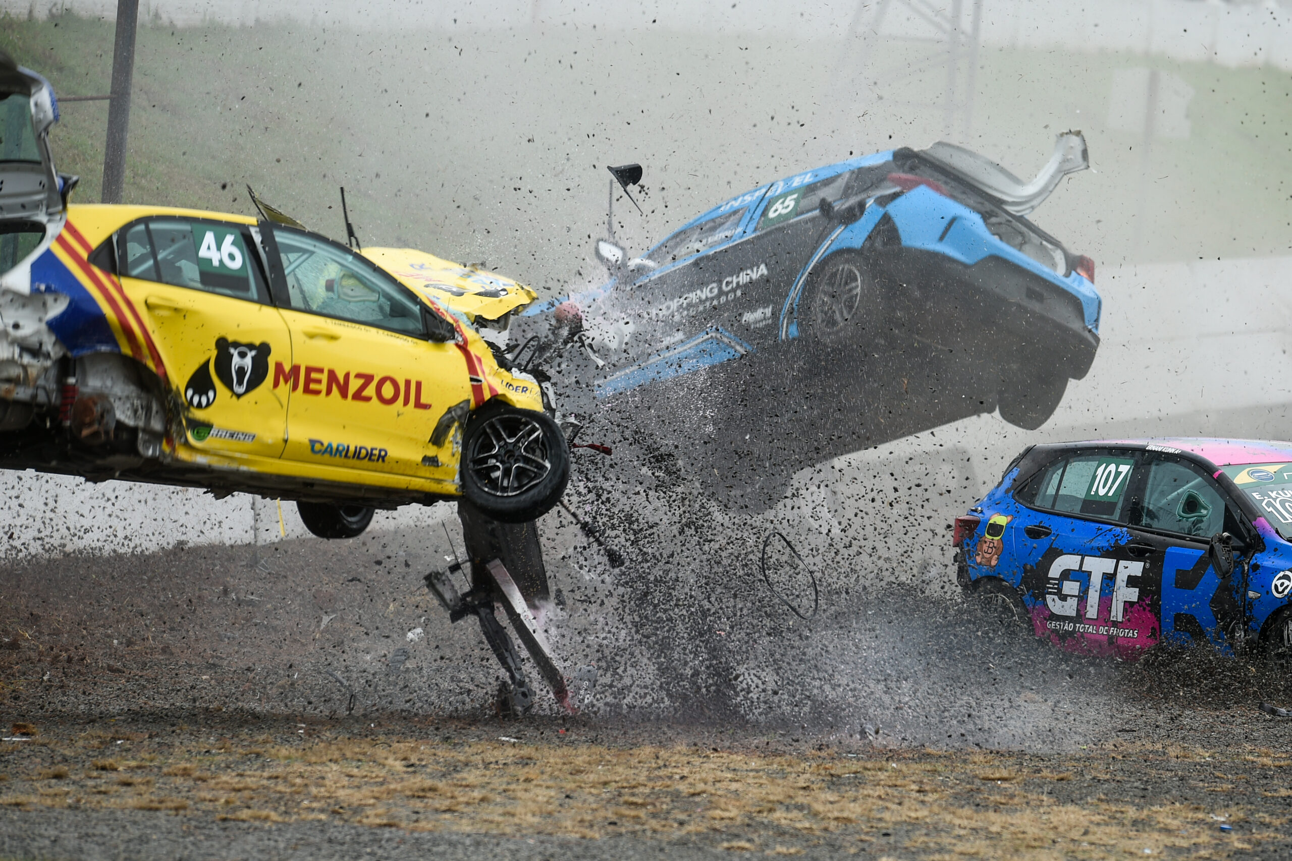 Imagem do acidente impressionante sofrido por Thiago Tambasco e Gui Sirtoli (Foto: Duda Bairros/Vicar)