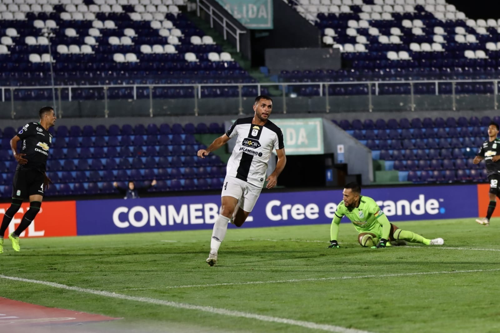 O brasileiro Edson Cariús marcou dois gols na vitória do Tacuary em cima do Oriente Petrolero | Foto: Tacuary FC