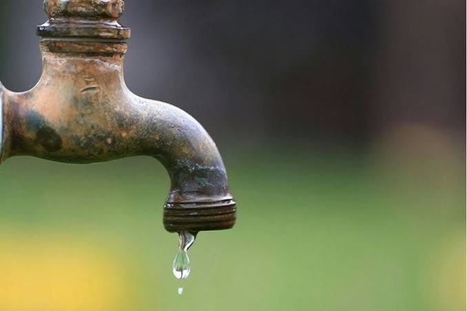 Mais de 172 bairros na capital e região metropolitana sofrem com a falta de água desde o último sábado. (Foto: Reprodução/Internet)