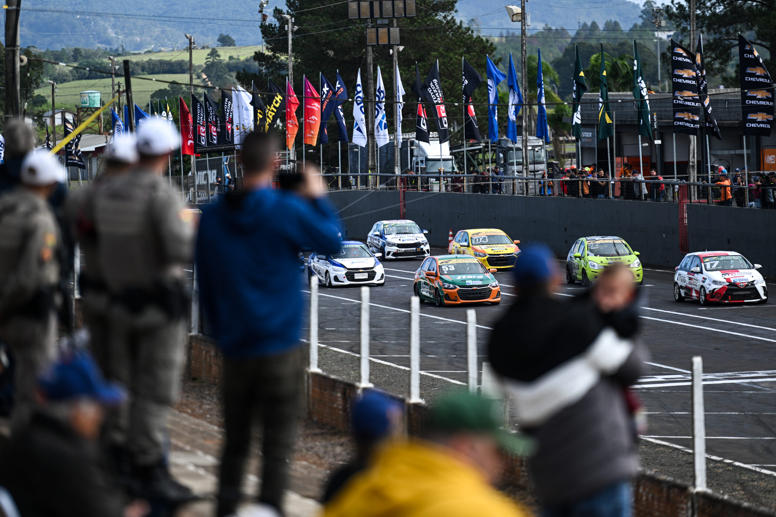 Público compareceu às arquibancadas do tradicional autódromo gaúcho (Foto: Duda Bairros/Vicar)