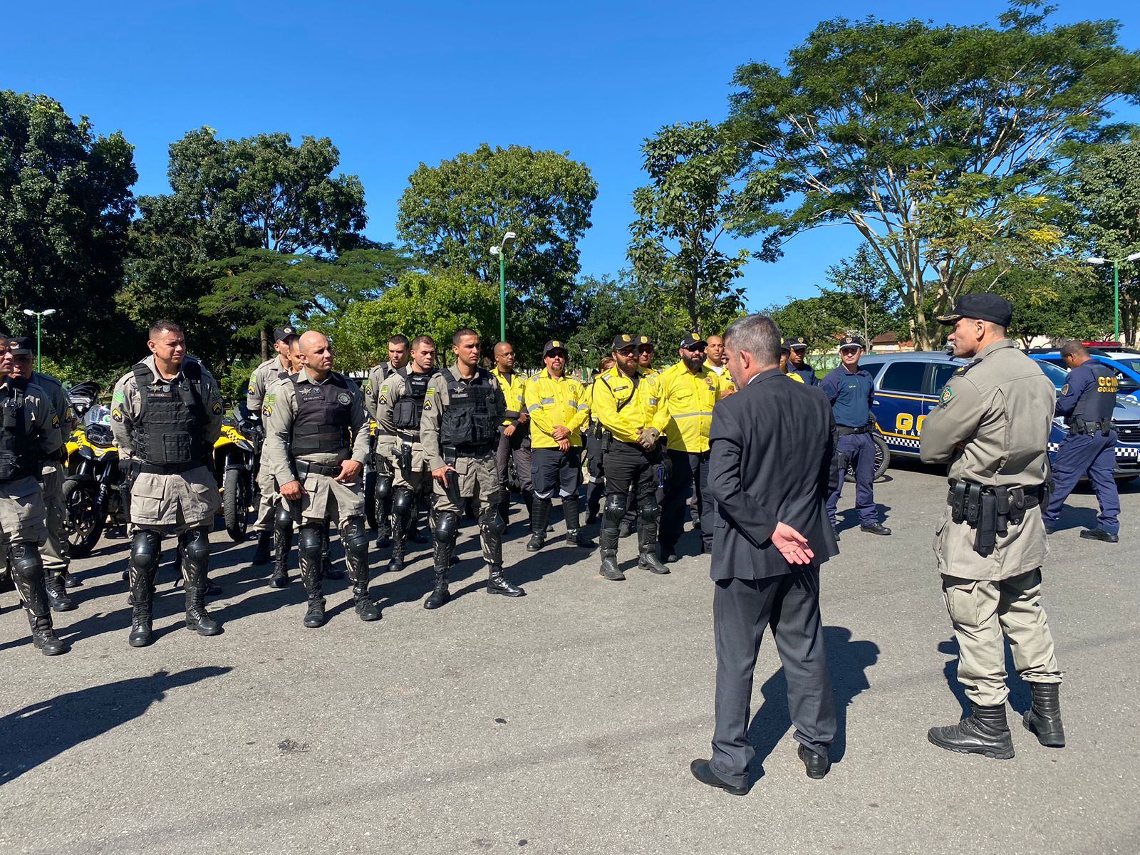 Equipes de trânsito estiveram nas ruas do Setor Ferroviário para promover a fiscalização com foco na repressão ao estacionamento irregular de veículos. | Foto: Detran