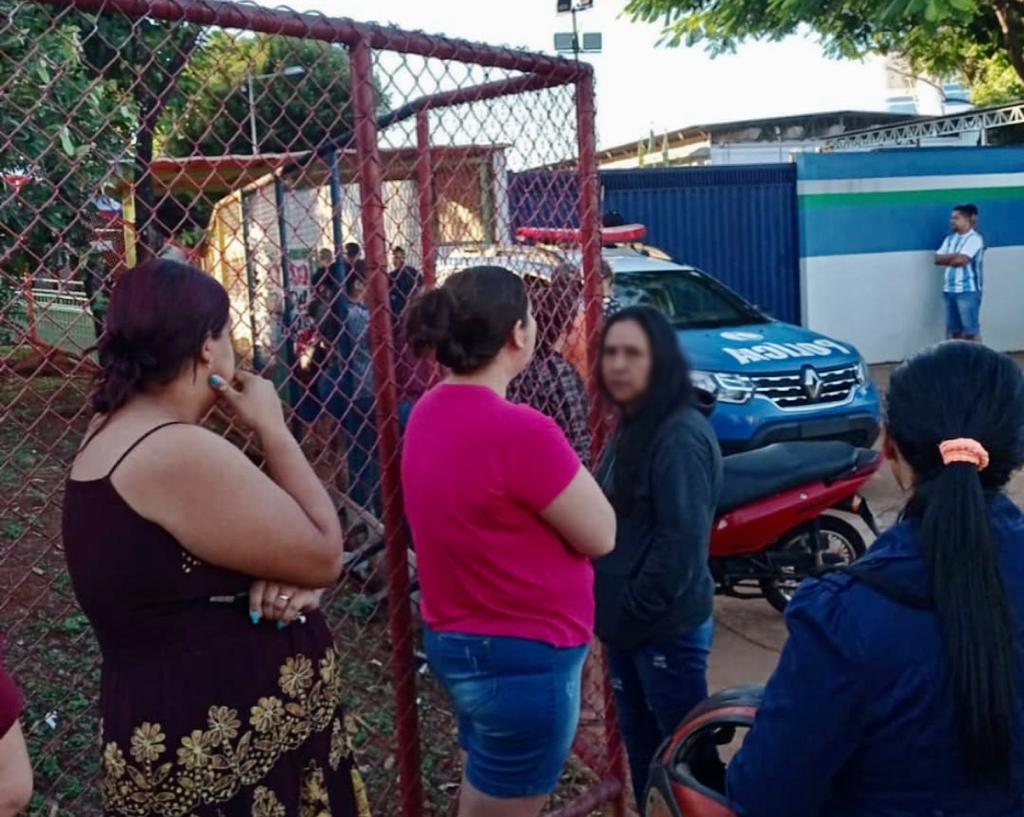 Servidores da unidade escolar conseguiram conduzir o indivíduo até uma “casinha” do parquinho da escola e em seguida acionaram as autoridades | Foto: Imagens obtidas pelo O Hoje