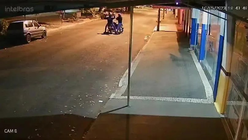 De Cordo com a vítima essa não é a primeira vez que o homem agrediu um vizinho que tentou remover os bloqueios da rua. | FOTO: Divulgação / G1